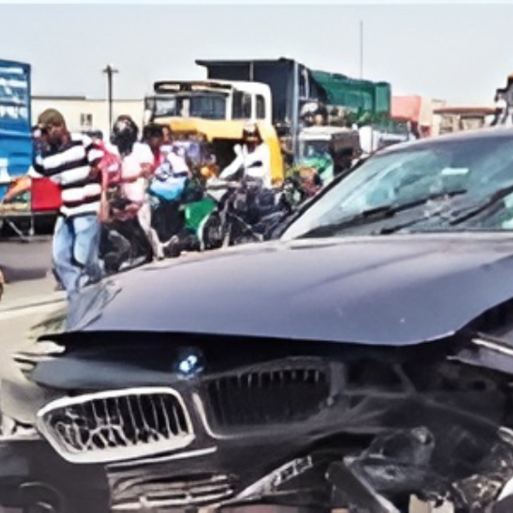 સચિન GIDC પાસે અકસ્માતમાં BMW ગટરના ઢાંકણા સાથે અથડાતા વેપારીની પત્નીનું મોત, વેપારી ગંભીર રીતે ઘાયલ.