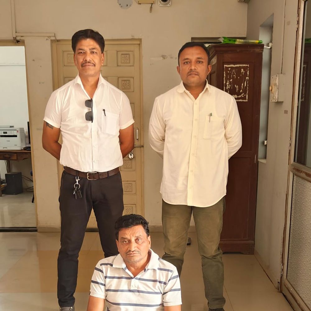 અમરેલી પેરોલ-ફર્લો સ્ક્વોડ: 9.60 લાખના હીરા લઈ છૂ થયેલો આરોપી 6 માસ બાદ ઝડપાયો.