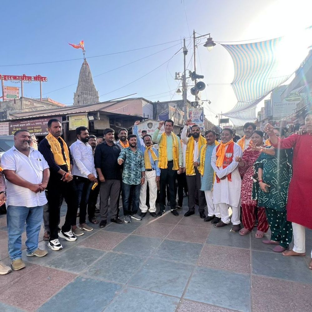 ભાજપે દ્વારકાધીશના દર્શન કરી ચૂંટણી પ્રચાર શરૂ કર્યો:દેવભૂમિ દ્વારકા જિલ્લામાં સંગઠનના હોદ્દેદારો અને કાર્યકરો જોડાયા