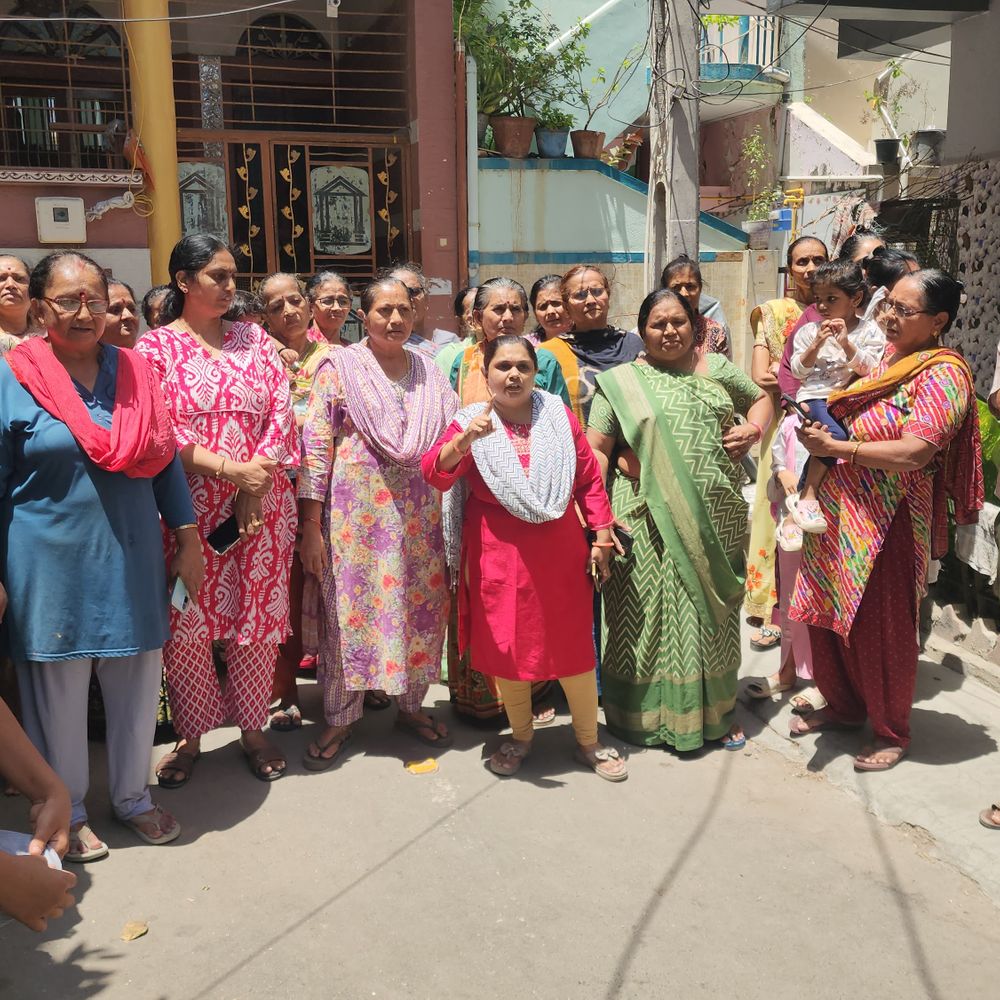 વેરાવળ નગરપાલિકા વોર્ડ-9માં ભાજપે હંસાબેનને ટિકિટ ન આપતા રોષ:મહિલાઓ રસ્તા પર ઉતરી, ભાજપ વિરુદ્ધ મતદાનનો સંકલ્પ લીધો