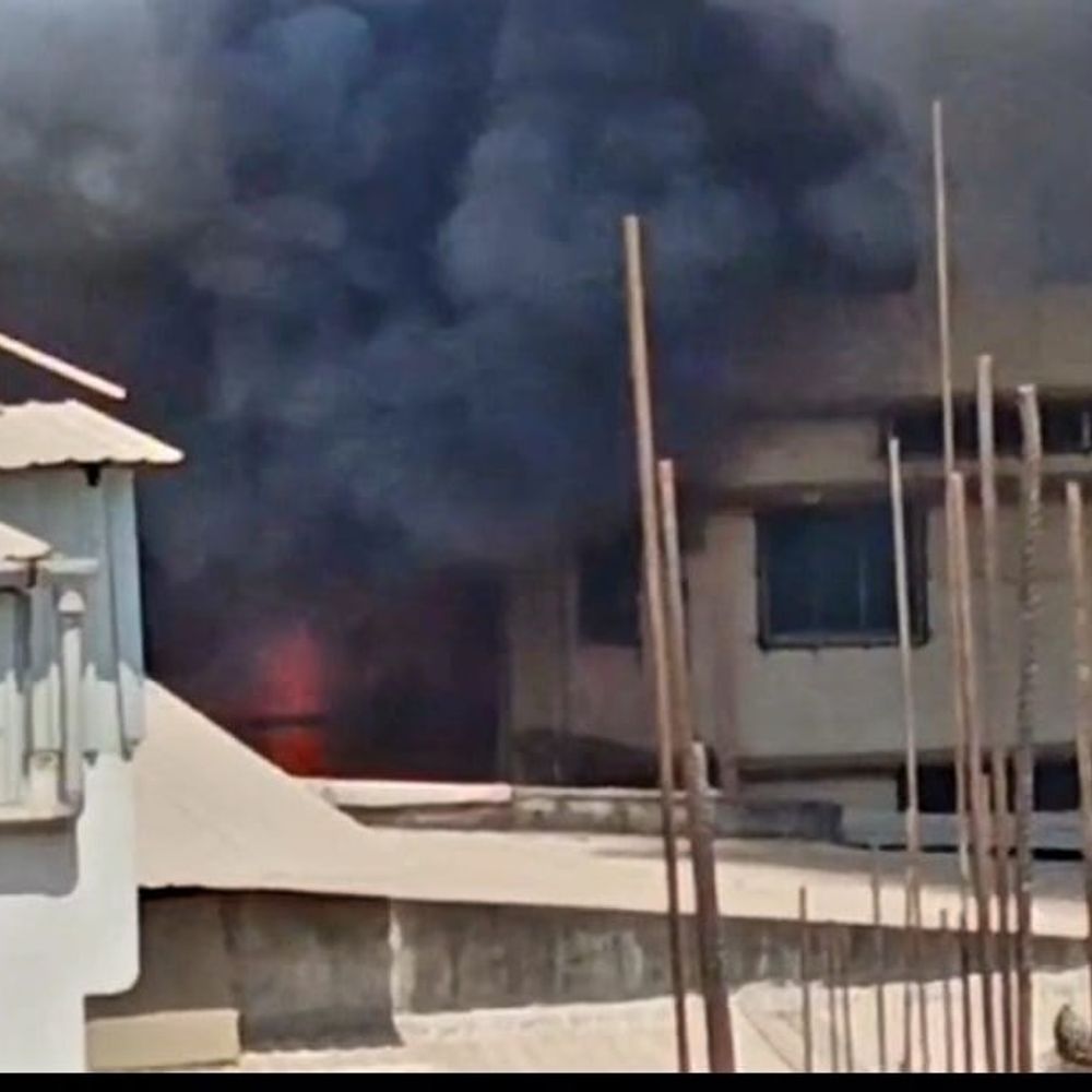 ઉમરગામ GIDCમાં પ્લાસ્ટિક વેસ્ટમાં આગ:ફાયર વિભાગે સમયસર પહોંચી આગ પર કાબૂ મેળવ્યો