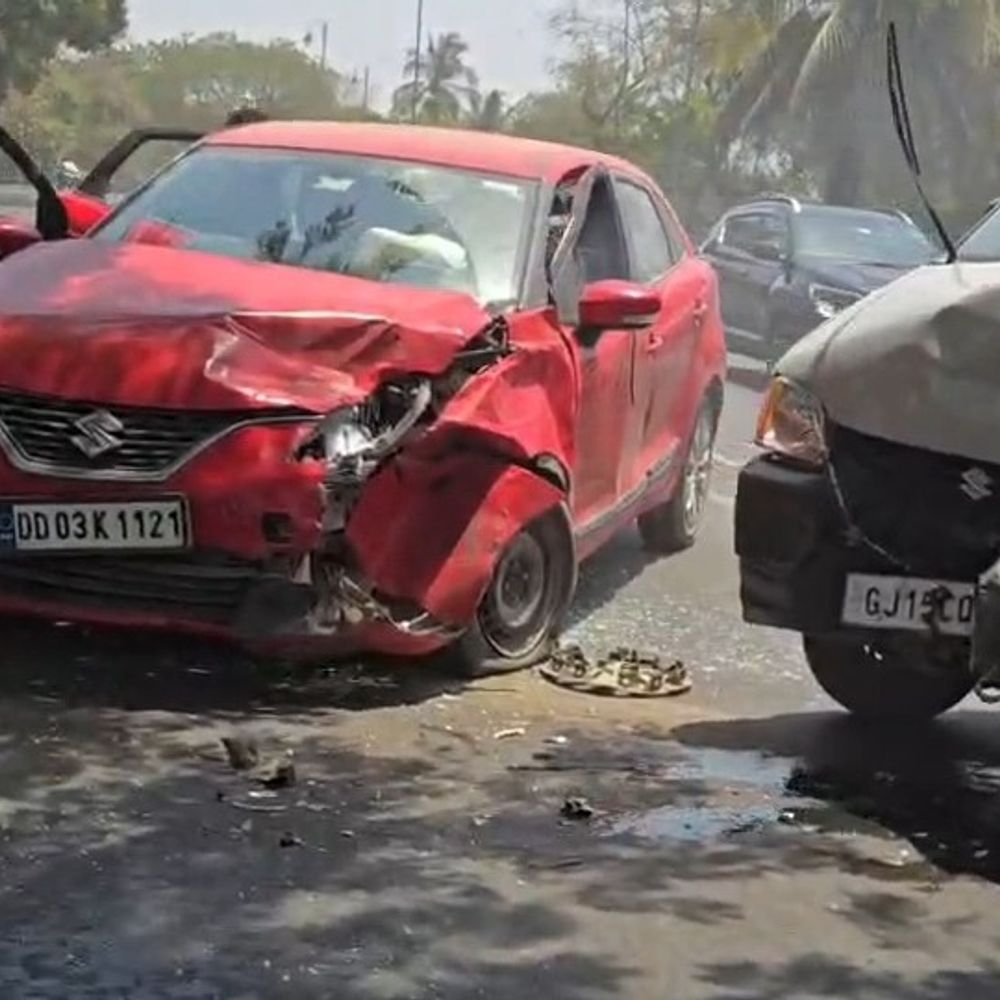 દમણના કડૈયામાં EECO અને Baleno કારની ટક્કર, મુસાફરોનો ચમત્કારિક બચાવ થયો.