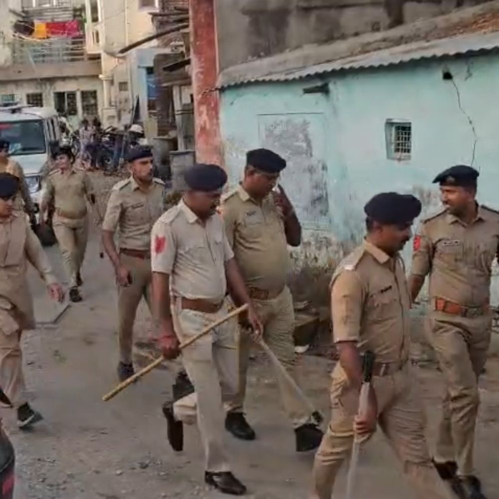 પાટણમાં ચૂંટણી પહેલા પોલીસનું ફૂટ પેટ્રોલિંગ:કાયદો વ્યવસ્થા જાળવવા DYSP સહિતના અધિકારીઓની ફ્લેગ માર્ચ