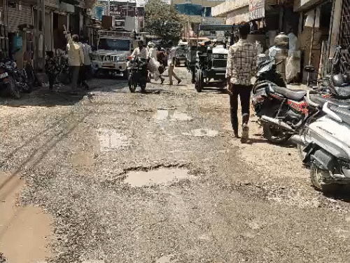 થરાદ નગરપાલિકા વોર્ડ 4: વિકાસના દાવાઓ પોકળ, રસ્તા અને પાણીની સમસ્યાથી સ્થાનિકોમાં વિરોધ.