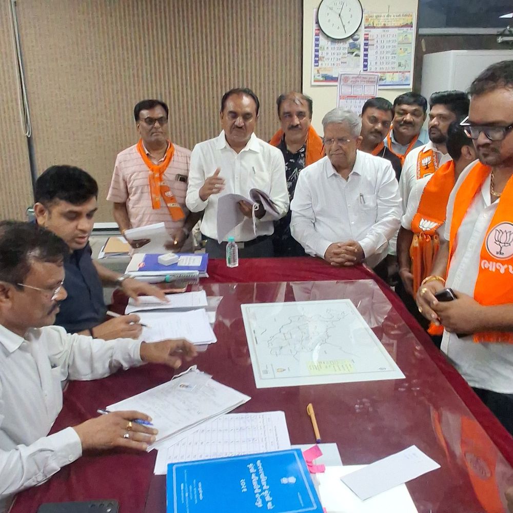 વલસાડમાં ભાજપના તમામ ઉમેદવારો મેદાનમાં, 5 બેઠકો બિનહરીફ:કોંગ્રેસ અને AAPની પીછેહઠ, ચૂંટણી પૂર્વે જ ભાજપને ફાયદો