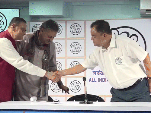 બંગાળ ચૂંટણી પહેલાં નેતાજીના પૌત્ર TMCમાં જોડાયા, ચંદ્ર કુમારનો ભાજપ પર ભાગલાવાદી રાજનીતિનો આરોપ; PMનો તમિલનાડુમાં વર્ચ્યુઅલ સંવાદ.