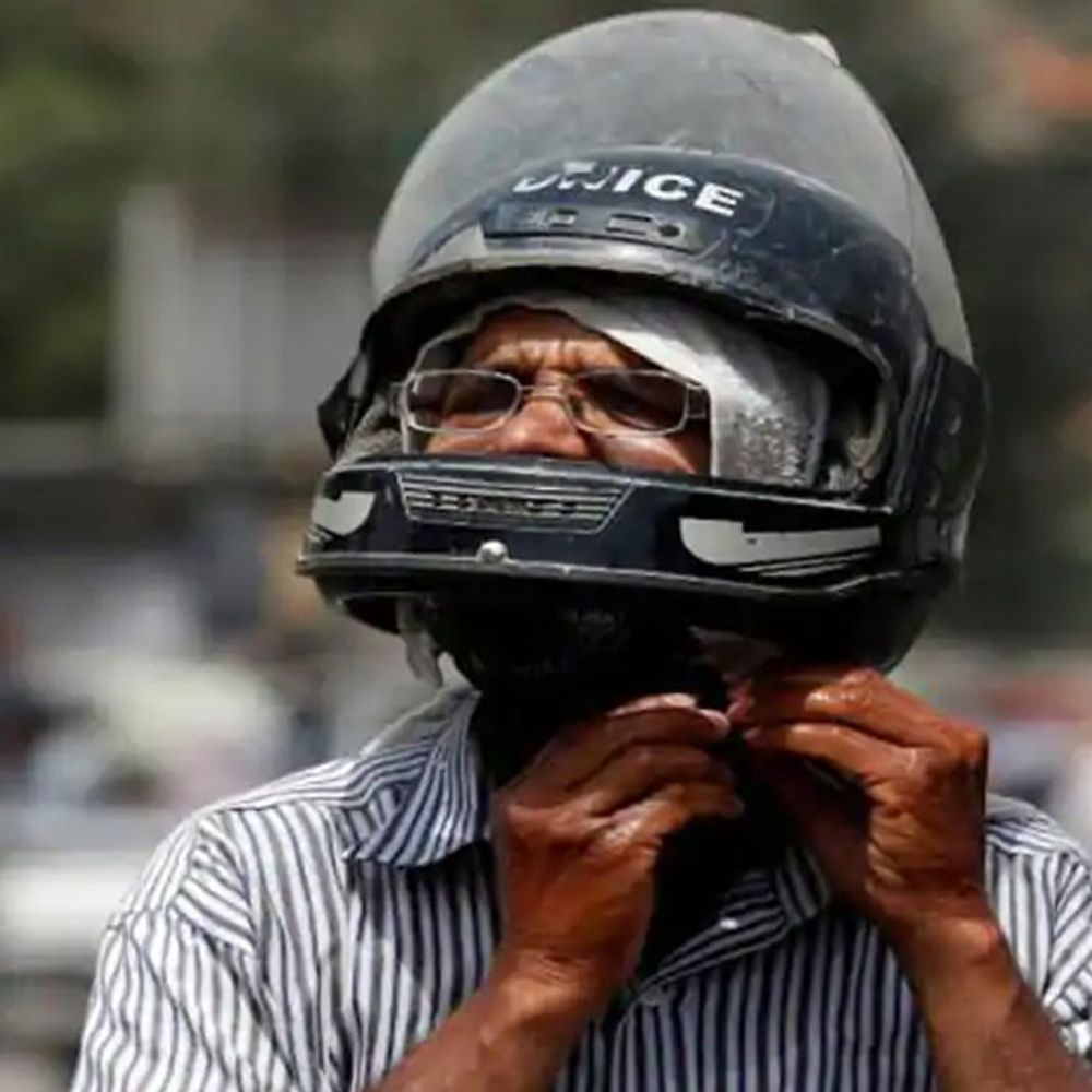 હેર સ્ટાઈલ બગડવાના ડરે 78% યુવાનો હેલમેટ પહેરતા નથી:17% યુવાનોએ સ્વીકાર્યું-વાહન ચલાવતી વખતે સોશિયલ મીડિયા વાપરે છે