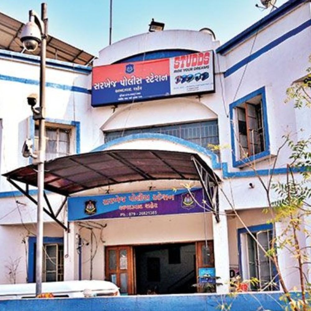 કાકાના દીકરાએ JCB મંગાવીને પ્લોટની દિવાલ તોડી નાખી:સિક્યુરિટી ગાર્ડને મારી નાખવાની ધમકી આપી, મહમદપુરામાં જમીન વિવાદને લઈને પરિવારજનો વચ્ચે મામલો ઉગ્ર બન્યો