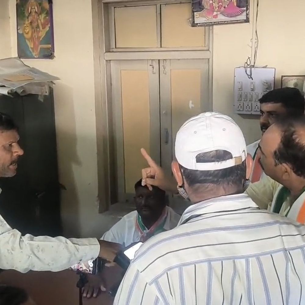 AAPમાં મોટું ભંગાણ અને કોંગ્રેસમાં આંતરિક વિખવાદ.:AAPના SC સેલ પ્રમુખનો કોંગ્રેસમાં પ્રવેશ, કોંગ્રેસમાં ડુંગરપુર સીટની ટિકિટ મામલે કાર્યકર અને જિલ્લા પ્રમુખ વચ્ચે બબાલ; બીજી તરફ કોંગ્રેસ પ્રમુખની પત્રકારો સાથે દાદાગીરી.