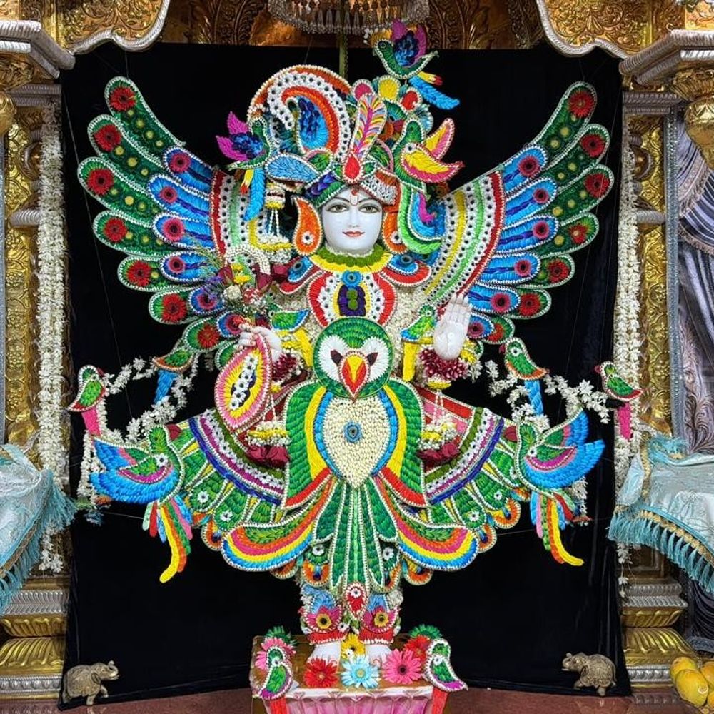 ભગવાનને ફૂલના શણગાર:સંતો-હરિભક્તોએ 7 કલાકની મહેનત બાદ વિવિધ પુષ્પની કળીઓથી કંડાર્યા ભગવાનના દિવ્ય વસ્ત્રો