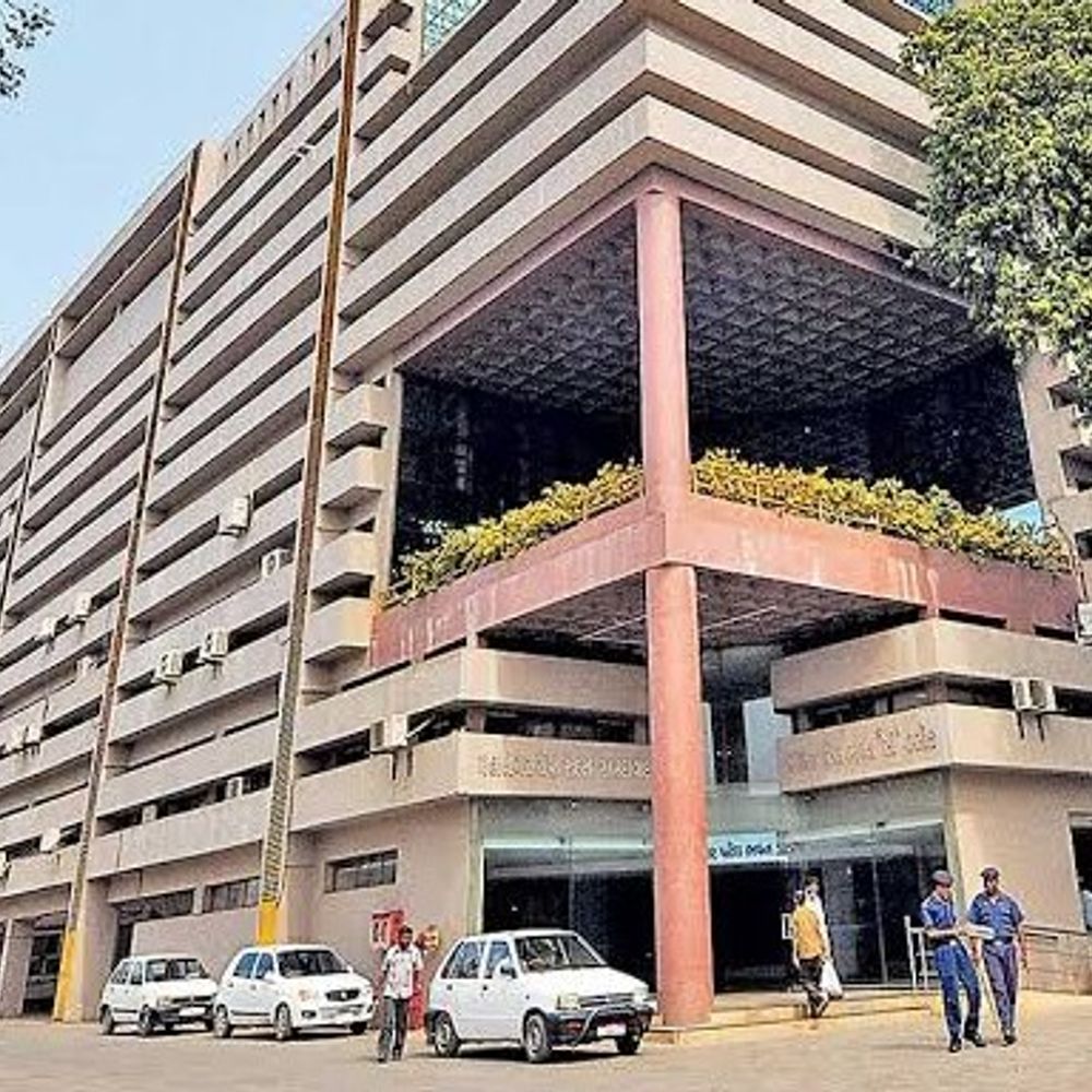 AMC કમિશનરે પરિપત્ર કર્યો:પાણી, ડ્રેનેજ, વીજળી, ટેલિકોમ, ગેસ સહિતની યુટિલિટી સર્વિસીસને જલ્દીથી સરખી કરવાની રહેશે