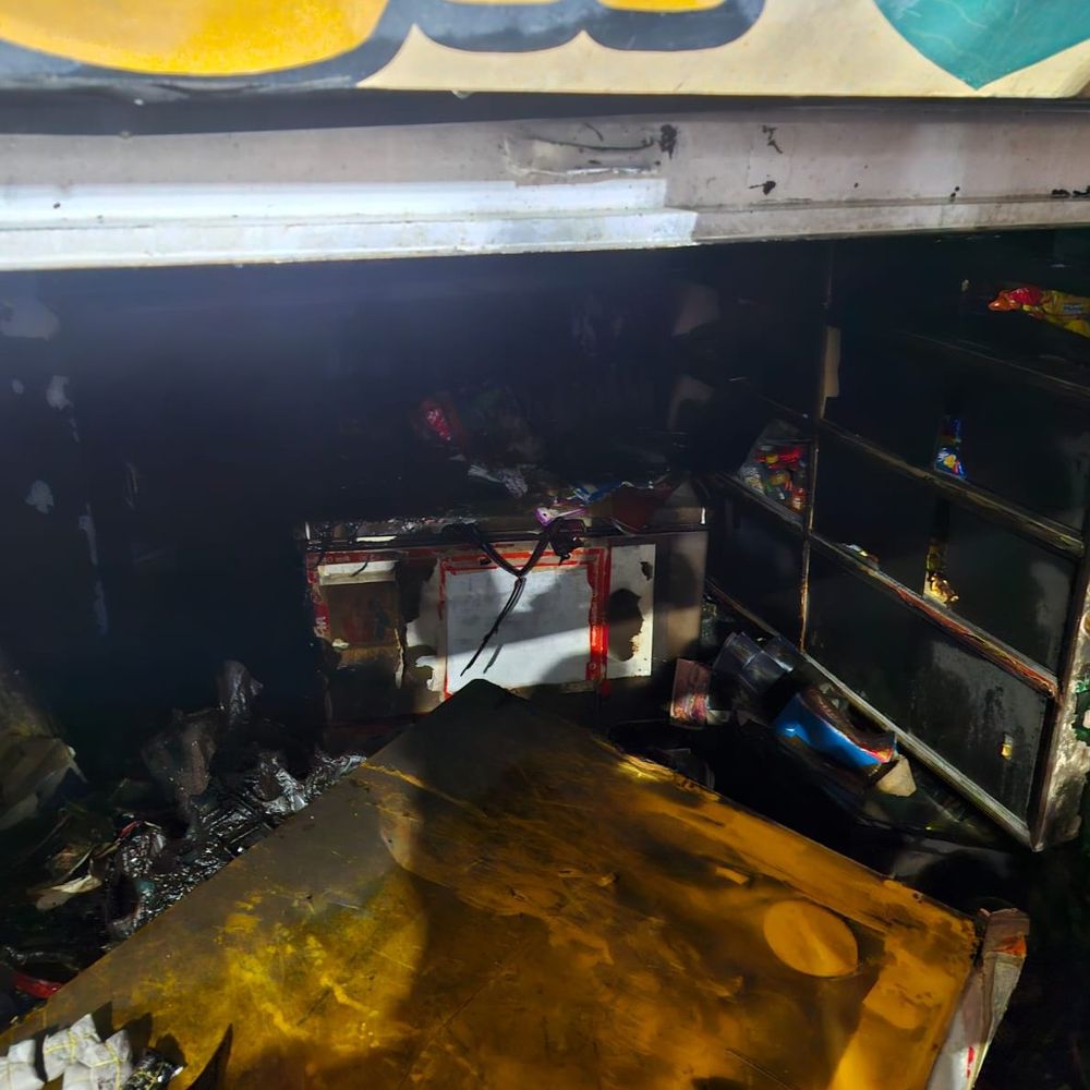 મોઢેરા રોડ પર સૂર્યા કોમ્પલેક્ષની 3 દુકાનમાં મોડી રાત્રે આગ:મનપાની ફાયરની ટીમે પાણીનો મારો ચલાવી આગ પર કાબૂ મેળવ્યો, કપડા સહિતનો માલસામાન બળીને ખાખ