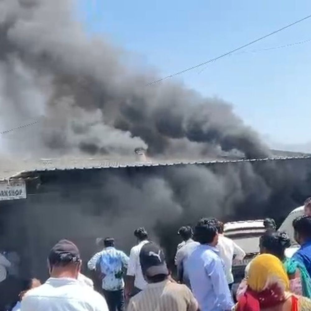 વર્કશોપમાં આગથી બે કાર બળીને ખાખ:સર્વિસમાં આવેલી અન્ય ચાર કારને કોઈ નુકસાન નહીં, નાગલપુર હાઈવે પર સ્ટાર લાઈન વર્કશોપમાં બની ઘટના