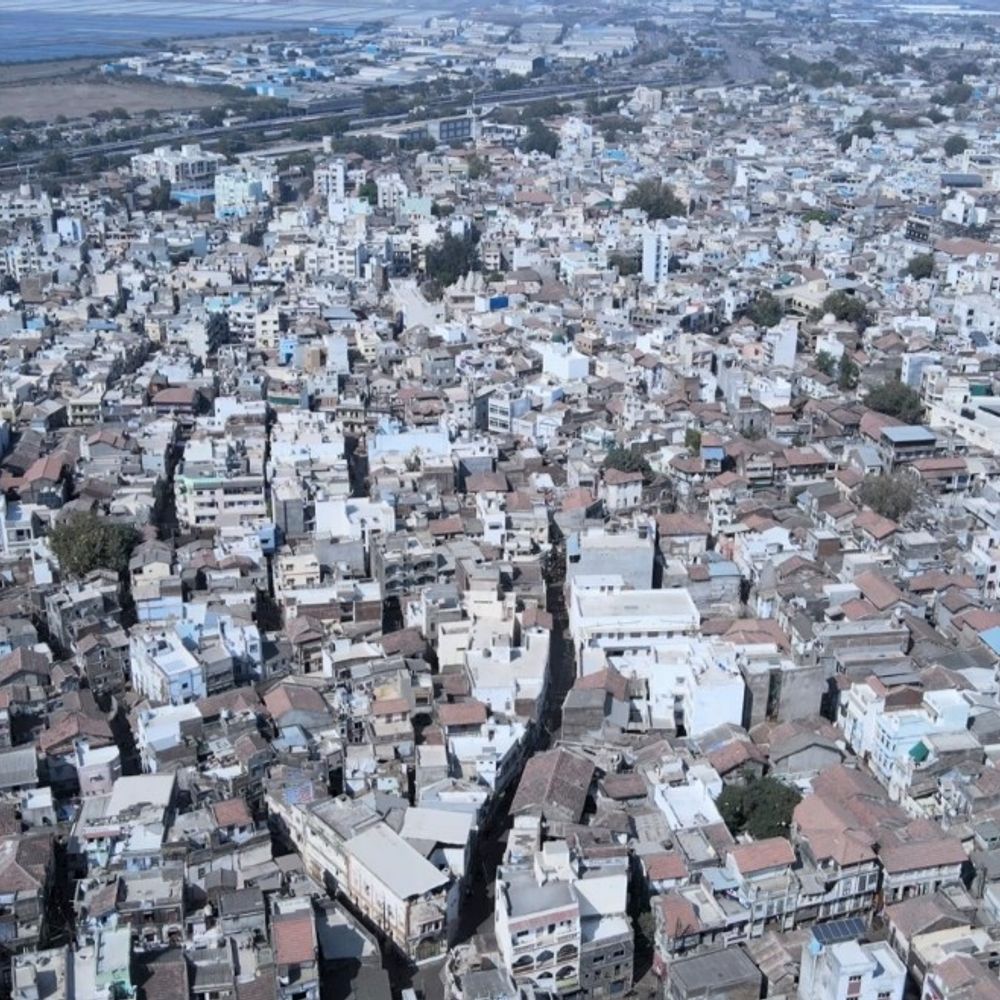 'કોઈ કચરો ઉપાડવા આવતું નથી, દારૂ પીવે, બોટલો ફેંકે છે':ત્રણ માળ પાડ્યા દોઢ વર્ષ થયા છતાં કાટમાળ યથાવત, ઉતરકૃષ્ણનગર રુવા વોર્ડના મતદારોમાં રોષ