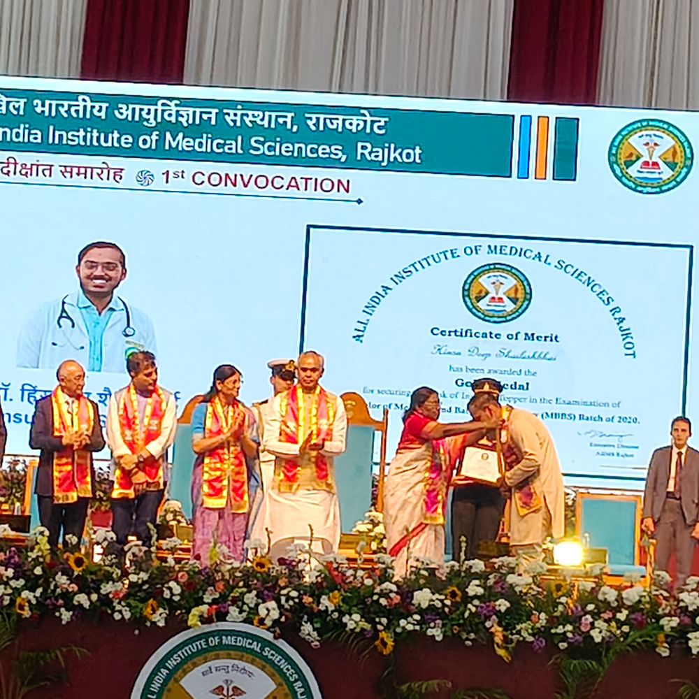 રાષ્ટ્રપતિના હસ્તે 49 સ્નાતકોને MBBSની પદવી એનાયત:AIIMS રાજકોટનો પ્રથમ પદવીદાન સમારોહ, 10 તેજસ્વી વિદ્યાર્થીઓને મેડલ આપ્યા