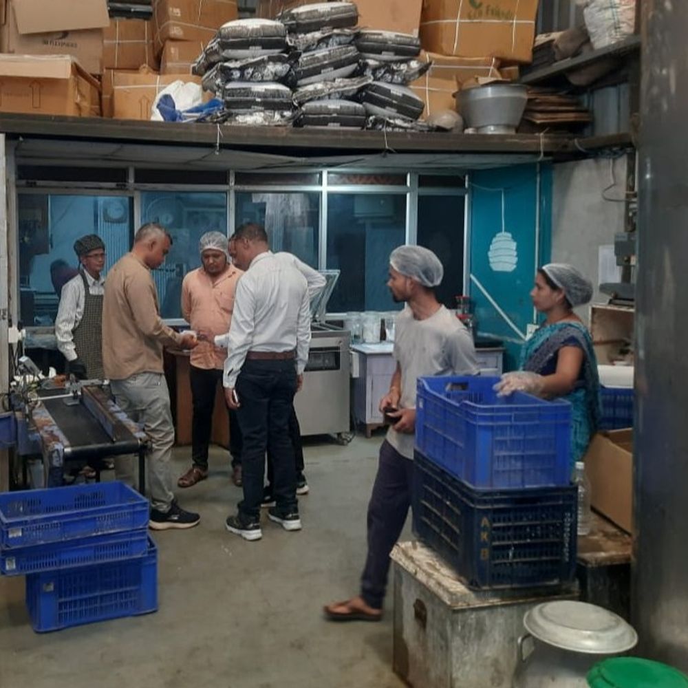 એનાલોગ પનીરના વેચાણને લઈને SOG અને ફૂડ વિભાગનું સંયુક્ત ચેકિંગ:સોમા તળાવ વિસ્તારમાં શ્રી સાંઇનાથ મિલ્ક સપ્લાયર, સરદાર એસ્ટેટ ખાતે તાજ ડેરી અને ગાયત્રી ફૂડ્સ પ્રોવેગન ખાતે તપાસ કરી, જરૂરી સૂચનાઓ આપી