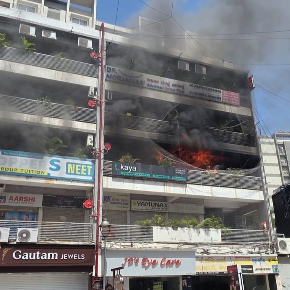 સાધુ વાસવાણી રોડ પર કોમર્શિયલ કોમ્પ્લેક્સમાં ભીષણ આગ:ફાયર ફાઈટર્સ દ્વારા 7 કર્મચારીઓનું દિલધડક રેસ્ક્યુ, મોટી જાનહાનિ ટળી