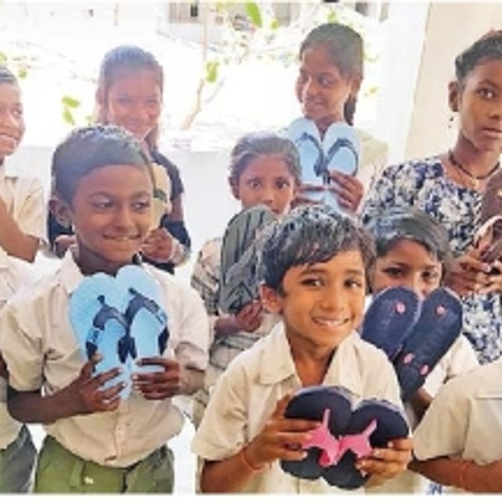 મંડે પોઝિટીવ: ગરીબ બાળકોને ચપ્પલ આપવાનું સેવા કાર્ય, જે ભાવનગરના પ્રમોદ વોરા અને શિક્ષકો દ્વારા કરવામાં આવે છે.