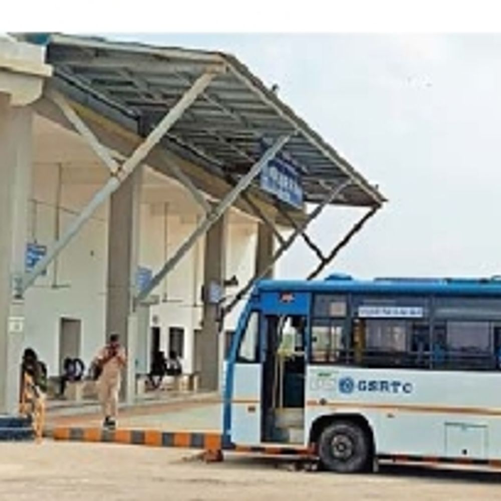 નારાયણ સરોવર ST બસ સ્ટેશન પર મુસાફરો તડકામાં શેકાયા, સુવિધાના અભાવથી યાત્રિકો પરેશાન.