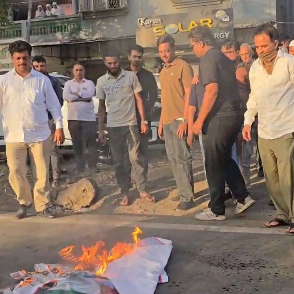 કોંગી ઉમેદવારે પ્રદેશ પ્રમુખનું બેનર પેટ્રોલ છાંટી સળગાવ્યું:ભરૂચ પાલિકાના વોર્ડ 2માં મેન્ડેટ વિવાદ બાદ કોંગ્રેસમાં ભડકો, ચૂંટણી ફોર્મ રદ થતાં સમર્થકો સાથે પિત્તો ગુમાવ્યો