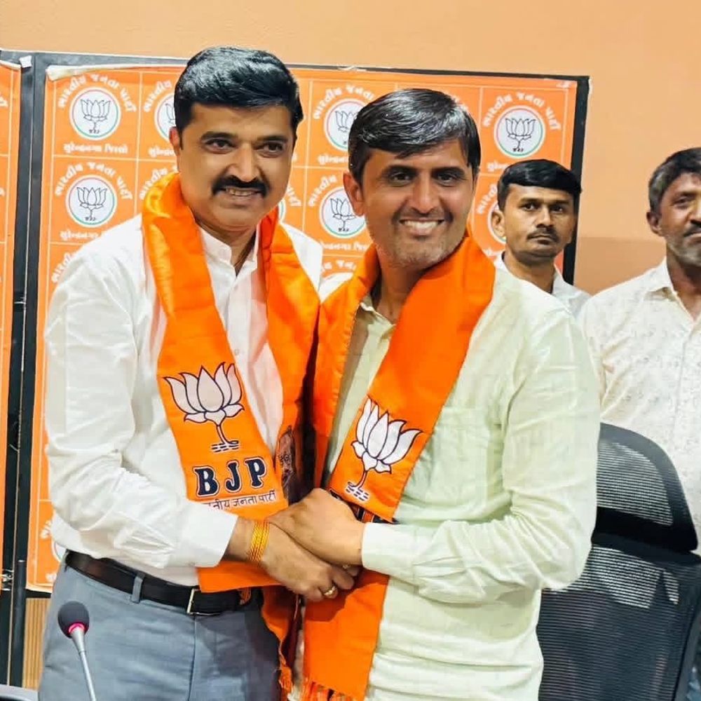 સુરેન્દ્રનગરમાં કોંગ્રેસને મોટો ફટકો:સ્થાનિક સ્વરાજ્ય ચૂંટણી પહેલા જિલ્લા કોંગ્રેસ મહામંત્રી સહિત અનેક કાર્યકરોએ કેસરિયા કર્યા