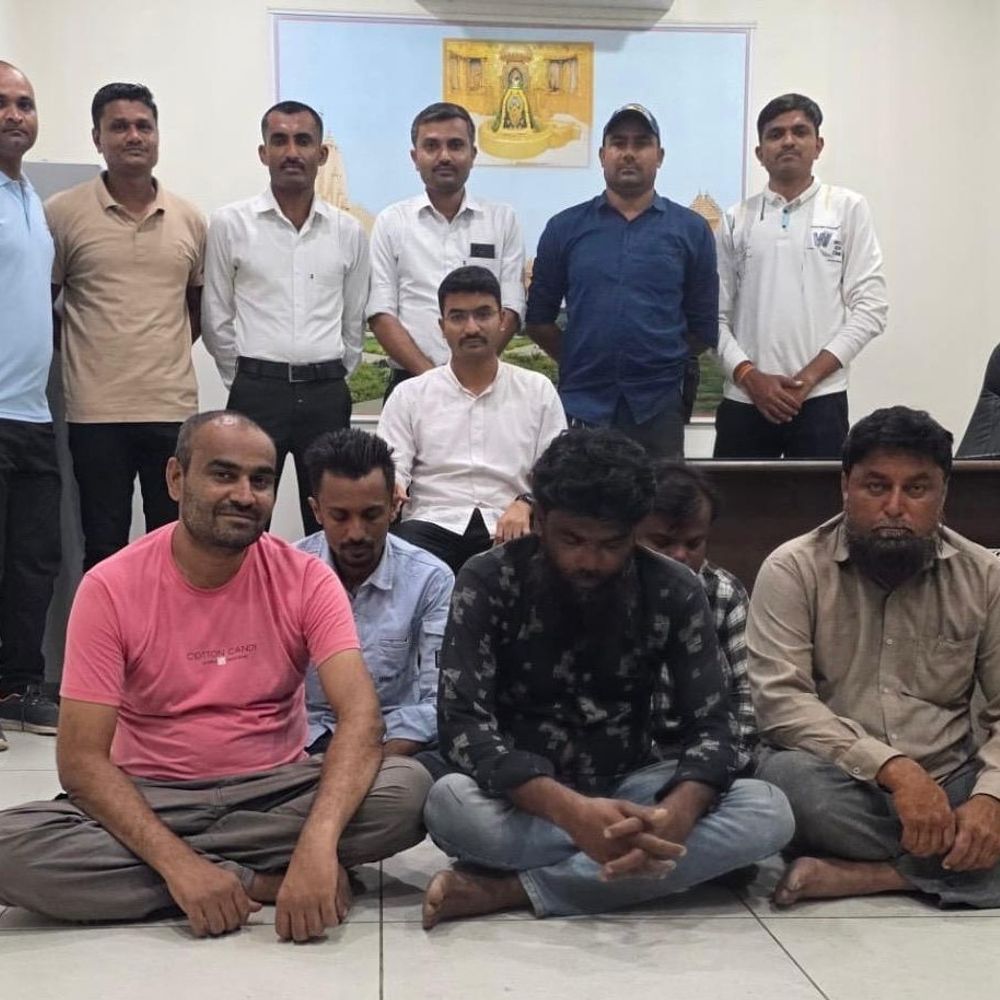 વેરાવળમાં જુગારધામ પર પોલીસનો દરોડો, 5 ઝડપાયા:LCBએ ₹50 હજારનો મુદ્દામાલ જપ્ત કર્યો, કાર્યવાહીથી જુગારીઓમાં ફફડાટ