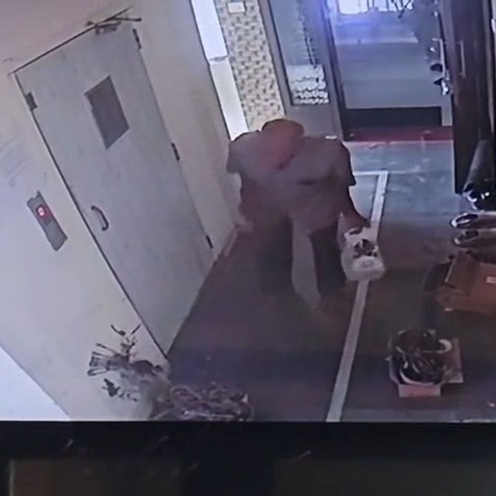 વાપીની નિર્મલ સોસાયટીમાં લિફ્ટમાં પડવાથી માળીનું મોત, CCTV ફૂટેજથી મેઈન્ટેનન્સ પર સવાલ ઉભા થયા.