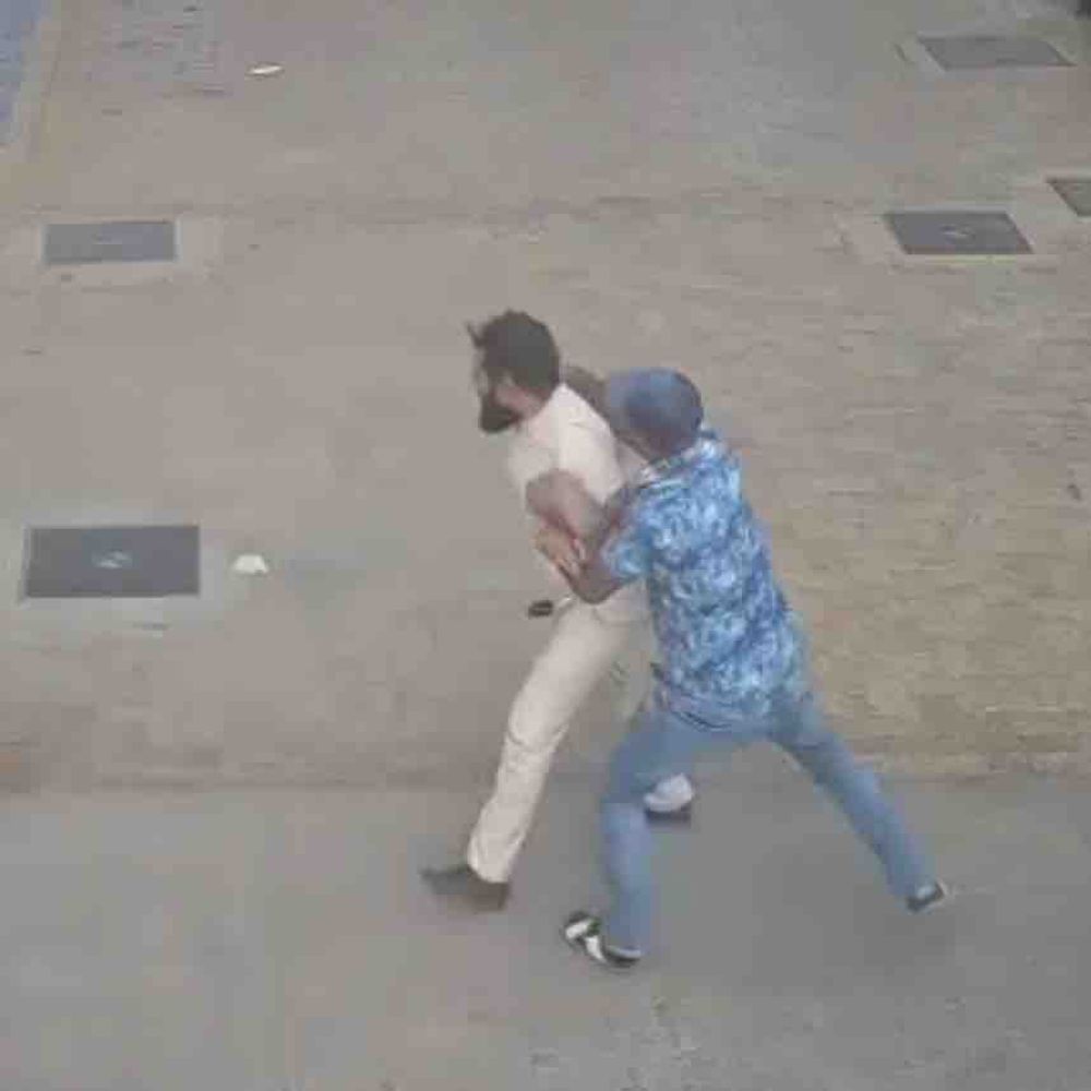 રાધનપુરમાં કાર ચલાવવા મુદ્દે હિંસક હુમલો, CCTV:ગાડી કેમ ધીમી ચલાવતો નથી? કહી પેટ્રોલ પંપ પર લાકડી લઈ 4 શખસ તૂટી પડ્યા, જાનથી મારવાની ધમકી