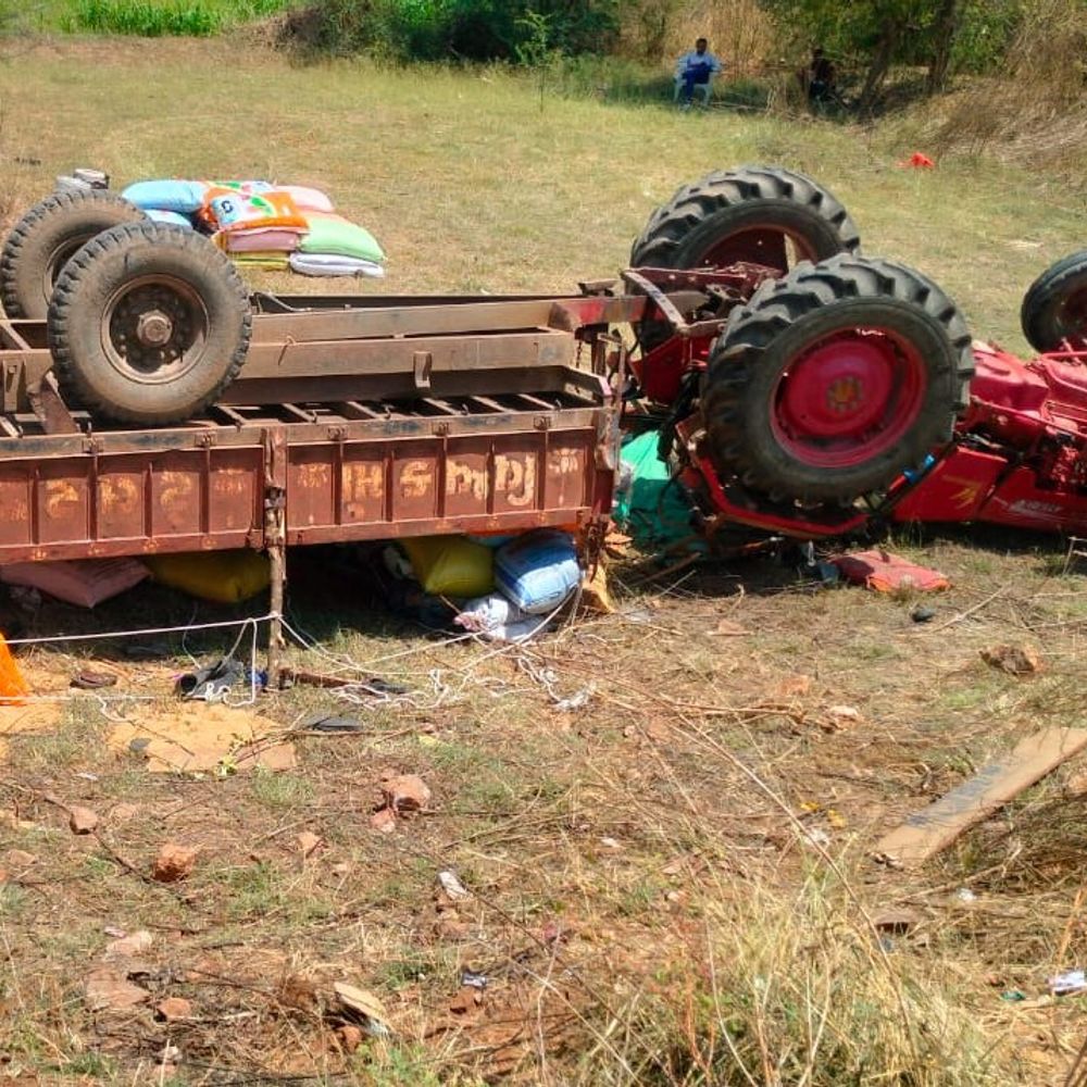 વિરપુરના ચોરસા ગામ નજીક ટ્રેક્ટર પલટતા 8 શ્રમિકો ઇજાગ્રસ્ત:દાહોદના શ્રમિકો ઘઉં કાપી મહેસાણાથી વતન પરત ફરતા વખતે અકસ્માતનો ભોગ બન્યા