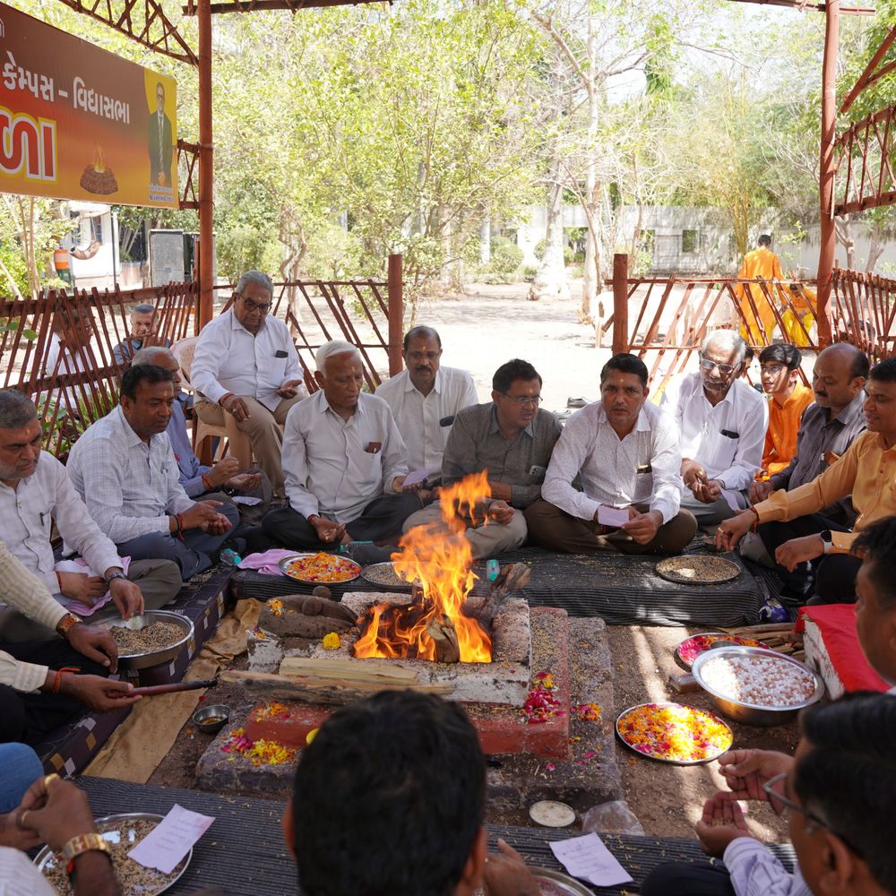 શિક્ષણ અને સંસ્કાર: વિદ્યાસભા સ્કૂલમાં 21 દિવસીય મહાયજ્ઞમાં અમરેલી જિલ્લા ખોડલધામ કમિટીની હાજરી.