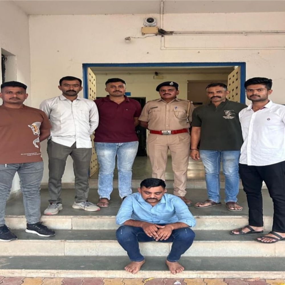 હનીટ્રેપ અને નકલી પોલીસ કાર્ડ કૌભાંડ: જેસરનો શખ્સ ખાંભા પોલીસે નકલી પોલીસ આઈકાર્ડ સાથે પકડ્યો.