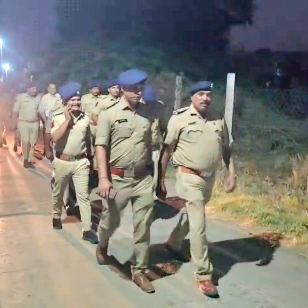 ભરૂચના નબીપુરમાં ચૂંટણી પૂર્વે પોલીસ ફ્લેગ માર્ચ:સંવેદનશીલ ગામોમાં કાયદો વ્યવસ્થા જાળવવા સઘન પેટ્રોલિંગ