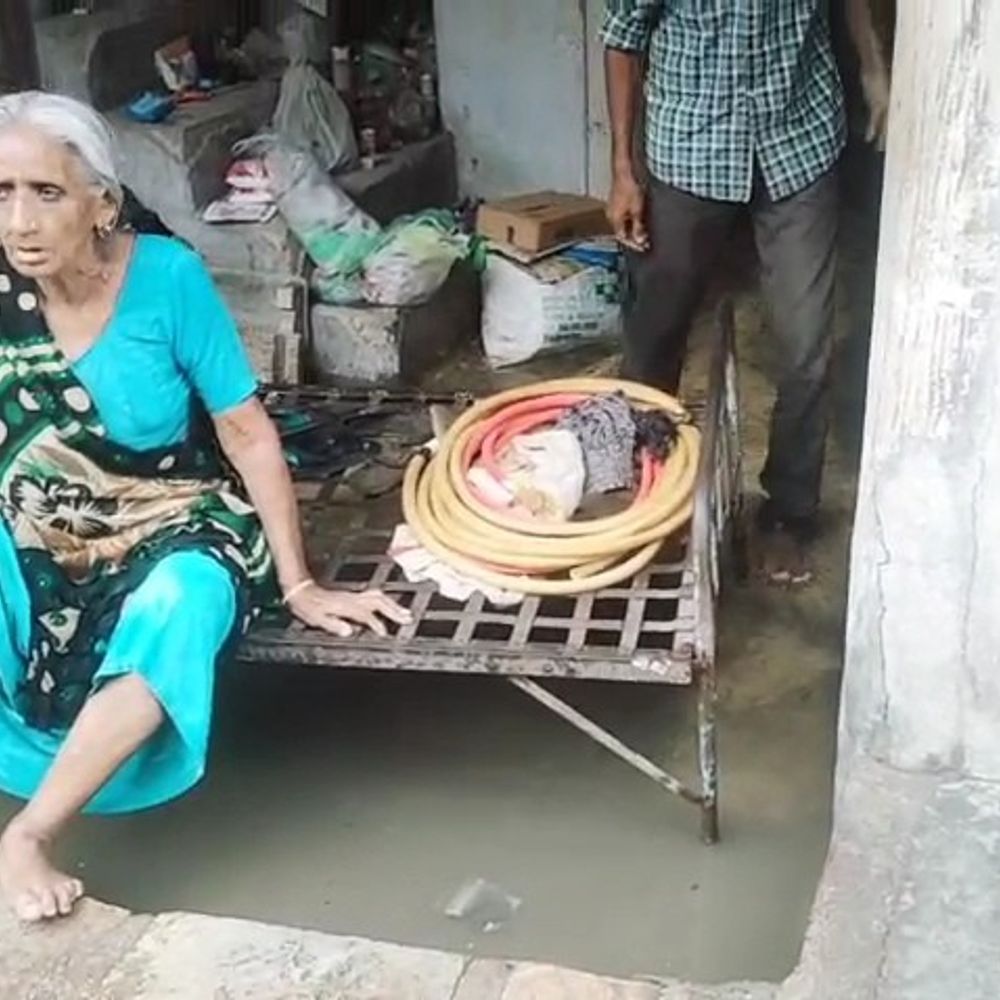 હિંમતનગર શંકરનગર સોસાયટીમાં વરસાદમાં પાણી ભરાવાની સમસ્યા:રહીશોએ ચીફ ઓફિસરને આવેદનપત્ર આપી ઉકેલ માંગ્યો