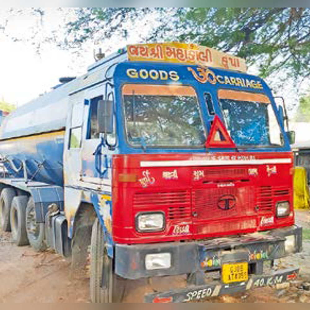 કેમિકલ કૌભાંડ: નંદેસરી GIDC માં ઝેરી કેમિકલ ભરેલા બે ટેન્કર વરસાદી કાંસ, મિનિ નદીમાં ઠલવાતા પકડાયા.