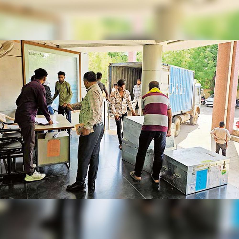 કચ્છમાં ચૂંટણીની તૈયારી: 1896 મથકો માટે 4000 EVM તાલુકા મથકોએ રવાના કરાયા.