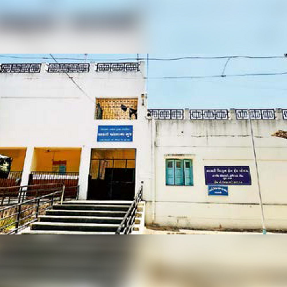 સરકારી અંધશાળા અસુરક્ષિત જાહેર છતાં ચાલુ: વૈકલ્પિક વ્યવસ્થામાં વિલંબ, 10 દ્રષ્ટિબાધિત બાળકોનું શિક્ષણ જોખમમાં.