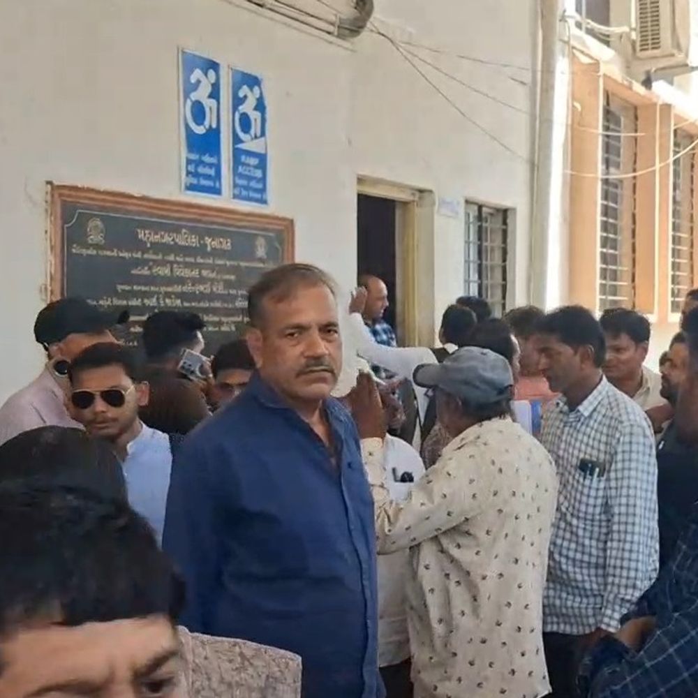 વીડિયો ઉતારવા બાબતે અરજદાર અને કર્મચારીઓ વચ્ચે મારામારી બાદ ફરિયાદ:અરજદારનો કર્મચારીઓ પર હુમલાનો આરોપ તો સામે કર્મચારીઓના હડતાળના હથિયાર વચ્ચે કમિશનરની મધ્યસ્થી બાદ અંતે નોંધાઈ પોલીસ ફરિયાદ