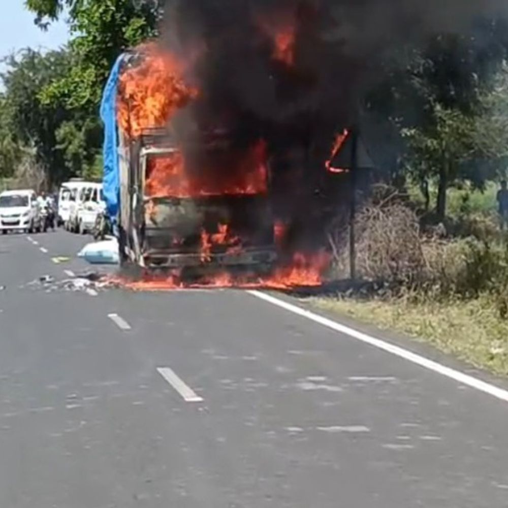 મોડાસાના વણીયાદ રોડ પર ટ્રકમાં આગ:આગથી ટ્રક સંપૂર્ણ બળીને ખાખ, કારણ હજુ અકબંધ