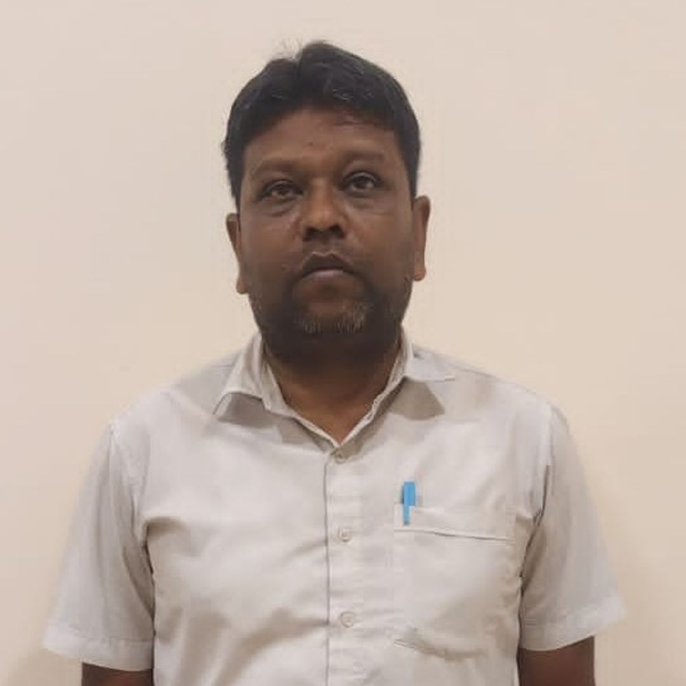 કાલુપુર રેલવે સ્ટેશનનો ક્લાર્ક રૂ.100ની લાંચ લેતા ઝડપાયો:ટિકિટ ઇસ્યૂ કરવા મુસાફર પાસેથી વધારાના પૈસા માગતો