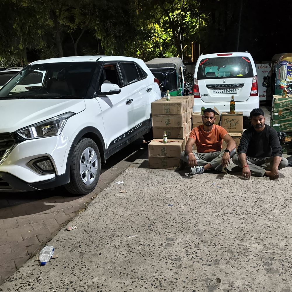 ચૂંટણીમાં રાજસ્થાનથી આવેલો 4 લાખનો દારૂ ઝડપાયો; નરોડામાં PCB ટીમે ફિલ્મી ઢબે પીછો કરી દારૂ સાથે ગાડી ઝડપી.