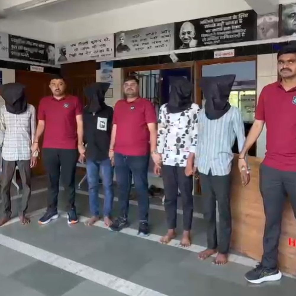 ગે ડેટિંગ એપ પર મિત્રતા કેળવી કારખાનેદારને હનીટ્રેપમાં ફસાવ્યો:મળવા બોલાવી કમલપાર્ક સોસાયટીમાં બંધક બનાવ્યો; જાનથી મારી નાખવાની ધમકી આપી લૂંટી લેનાર ચાર રીઢા ગુનેગારની ધરપકડ