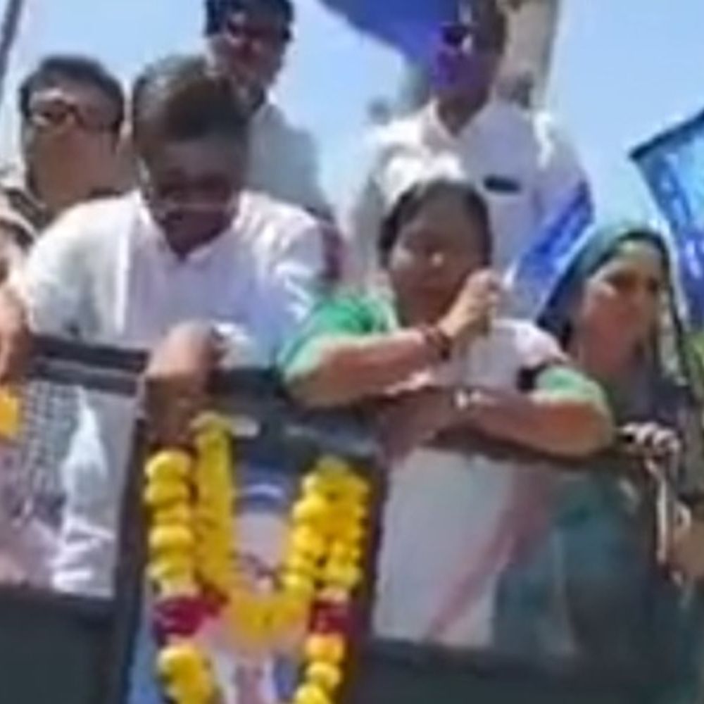 એક સમયના સાથી સ્થાનિક ચૂંટણી જંગમાં સામે ઉતર્યા:બાબા સાહેબની રેલીમાં વોર્ડ 1ના કોંગ્રેસી ઉમેદવાર પુષ્પા વાઘેલા- સોના દેસાઈ અને અપક્ષ ઉમેદવાર હરીશ પટેલ સાથે દેખાયા