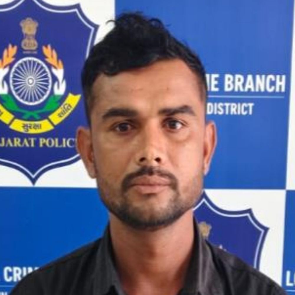 વલસાડ પ્રોહિબિશન ગુનાનો નાસતો આરોપી જામનગરમાંથી ઝડપાયો:એલસીબીએ શારજહા ઉર્ફે સાજીદ ઉર્ફે દંતો બ્લોચને દબોચી લીધો