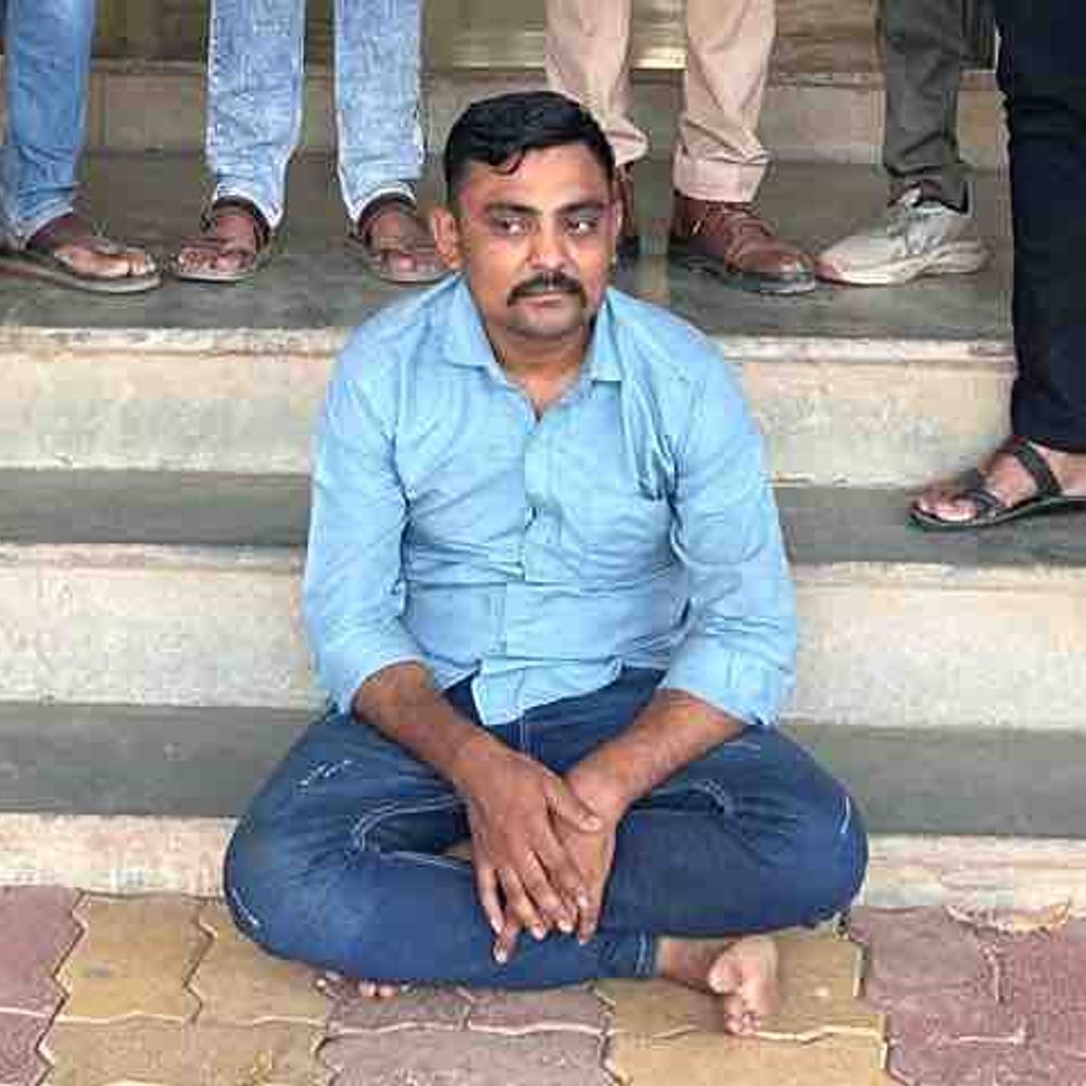 અમરેલી: નકલી પોલીસ ID સાથે વોન્ટેડ આરોપી ઝડપાયો, દારૂ અને બનાવટી ID મળ્યા, 4 દિવસના રિમાન્ડ મંજૂર.