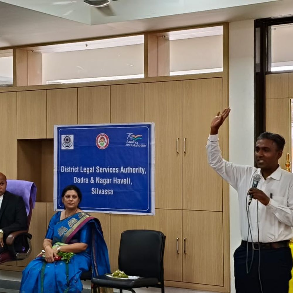 વલસાડ ટોકરખાડા શાળામાં કાનૂની જાગૃતિ કાર્યક્રમ યોજાયો: કાનૂની જાગૃતિ વિષે માહિતી આપવામાં આવી.