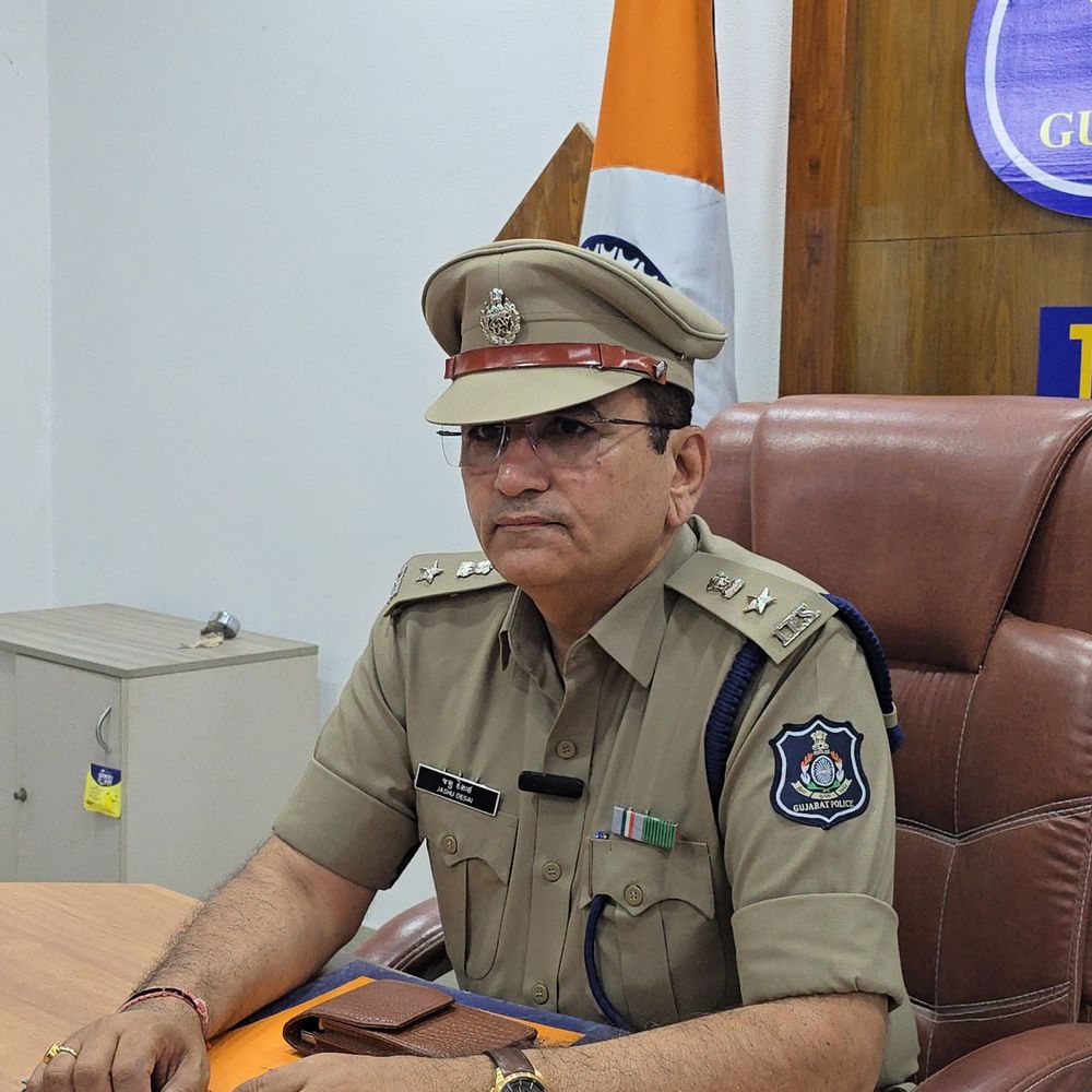 તાપી પોલીસની ચૂંટણી પહેલાં કાર્યવાહી:25 વર્ષથી નાસતા ફરતા આરોપી સહિત 5 ઝડપાયા, 196 પરવાનેદારે હથિયારો જમા કર્યા