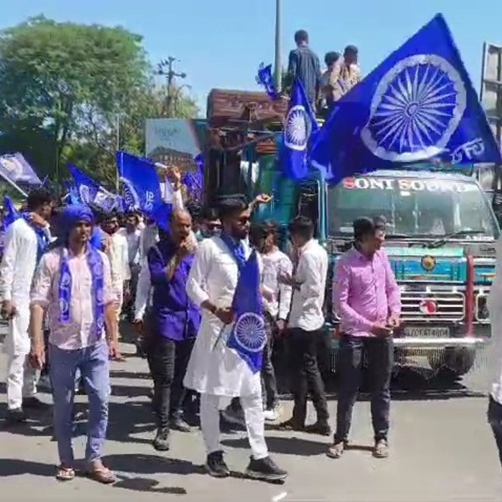 બોટાદમાં આંબેડકર જયંતિ નિમિત્તે મહારેલી યોજાઈ:અનુસૂચિત સમાજ દ્વારા શહેરમાં ભવ્ય ઉજવણી કરાઈ, રેલીનું ફૂલહાર, પુષ્પવર્ષા સાથે સ્વાગત