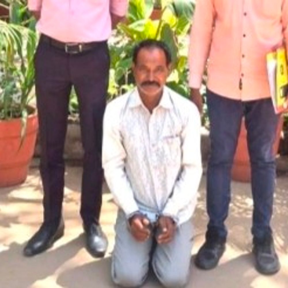 સાબરકાંઠા LCBએ હત્યા કેસનો આરોપી ઝડપ્યો:ત્રણ વર્ષથી પેરોલ જંપ કરી ફરાર હતો, જંગલમાંથી પકડાયો, અમદાવાદની સાબરમતી મધ્યસ્થ જેલ મોકલાયો