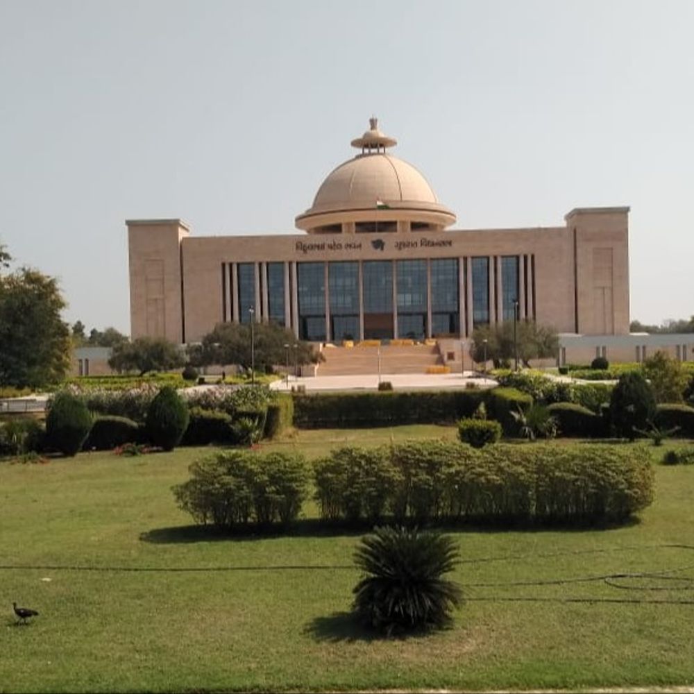 SRP જવાન સચિવાલયના ગેટ નં-3 પાસે ઝાડ પર લટકી ગયો:આપઘાતનું કારણ અકબંધ, ડેડબોડીને પોસ્ટમોર્ટમ અર્થે સિવિલ ખસેડાઈ