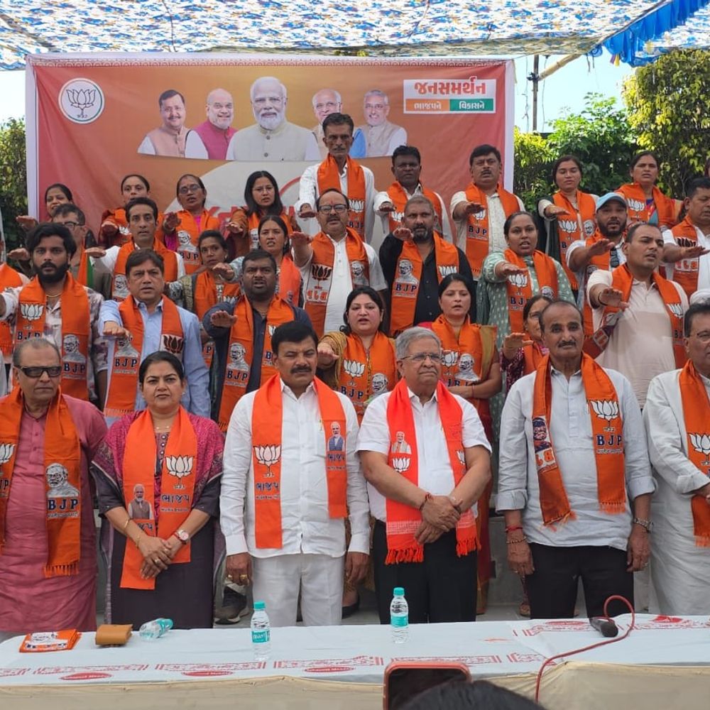 નવસારીમાં 'ઓપરેશન લોટસ'થી રાજકારણ ગરમાયું:ભાજપનો 52 બેઠકો પર બિનહરીફ જીતનો દાવો, કોંગ્રેસના ધમકીના આક્ષેપ